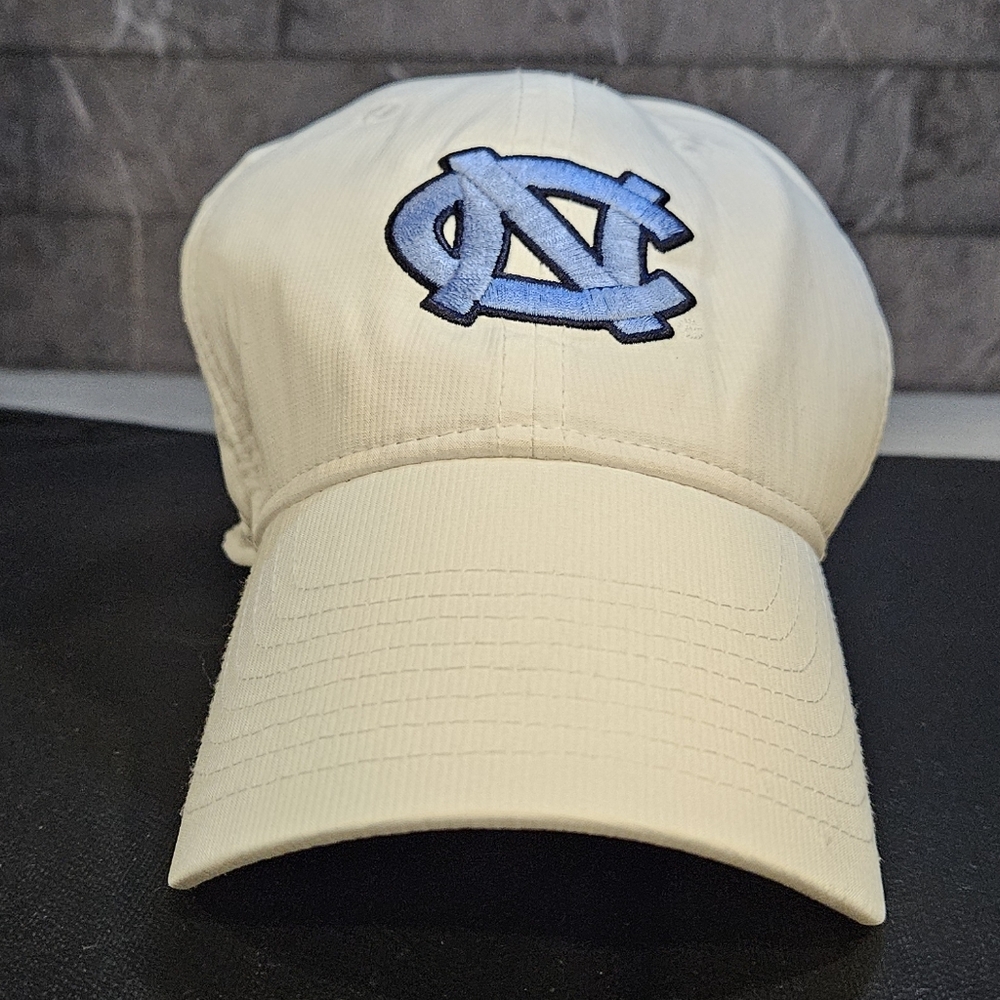 Nike North Carolina Dri Fit Legacy 91 & A Nike M|L Club Cap Go Be Awesome
